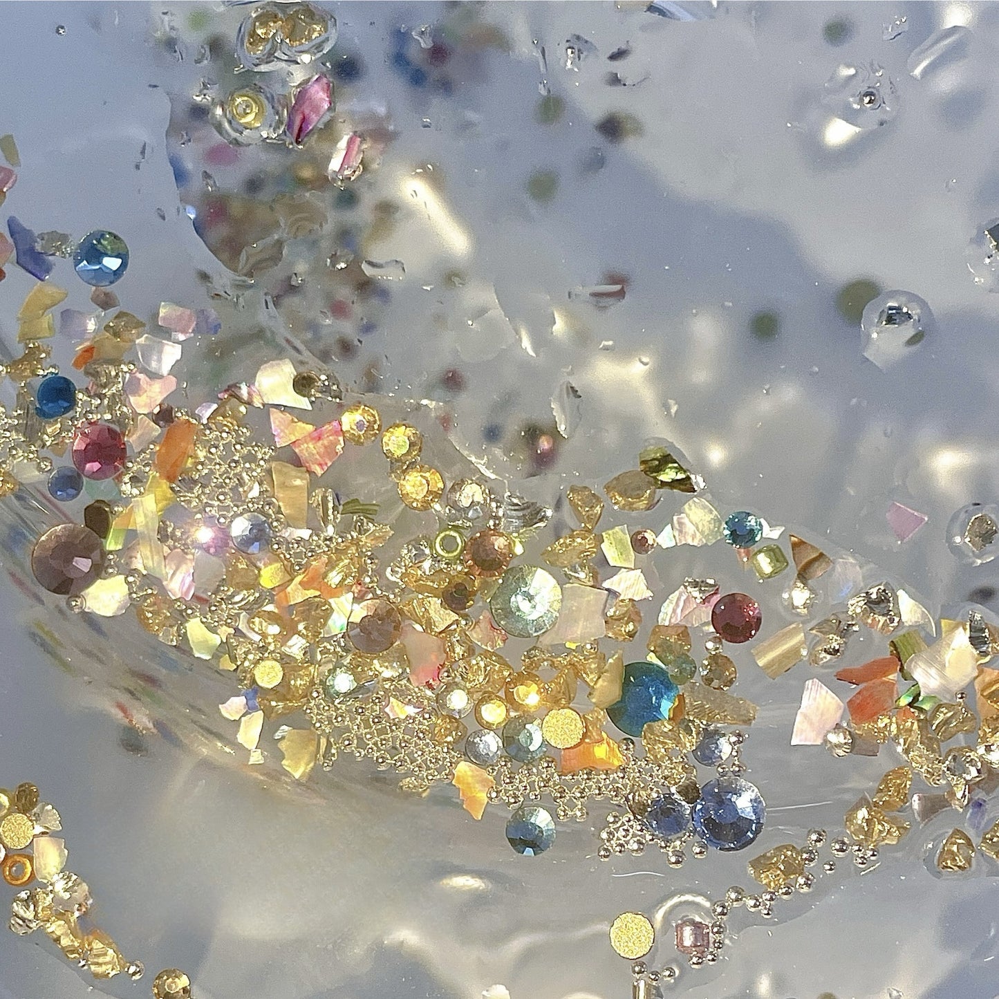 Strass de tailles mixtes avec perles métalliques et paillettes de coquillage irisées très brillantes