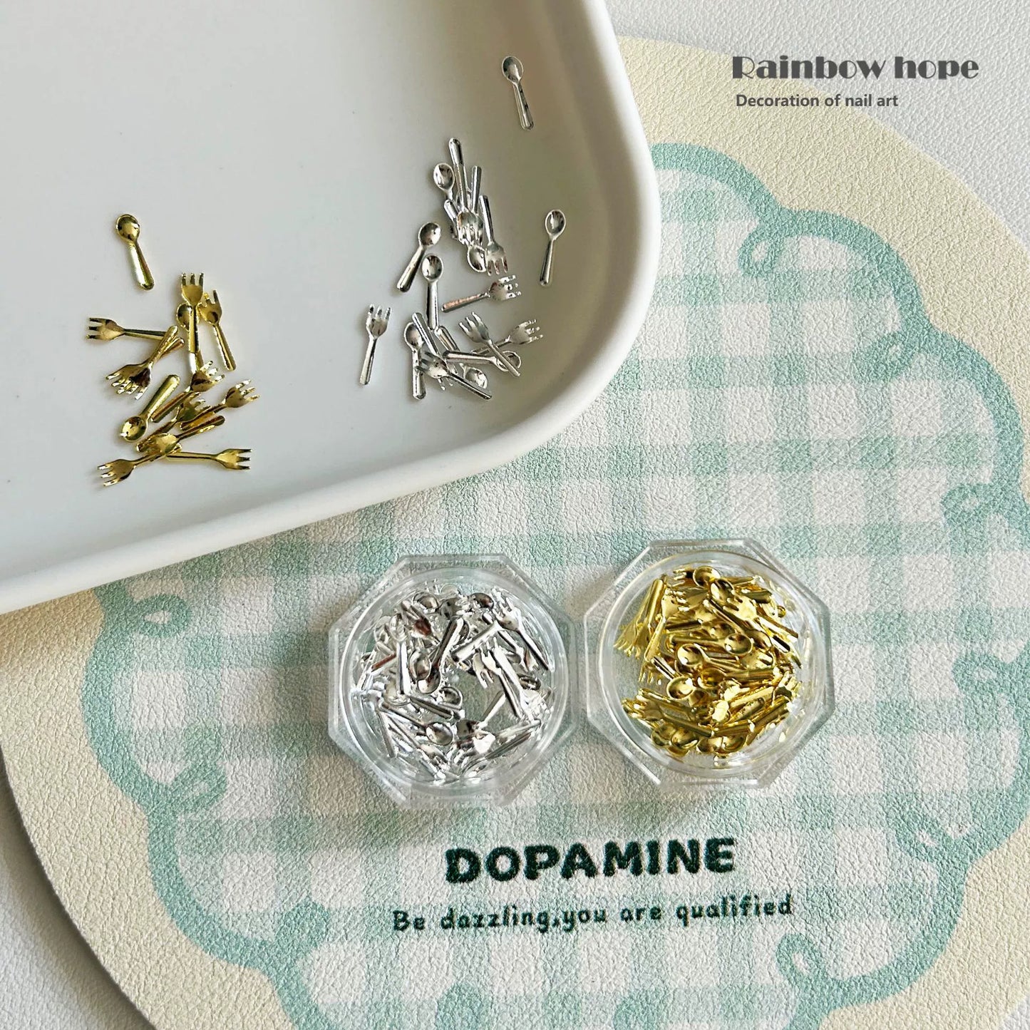 Décorations Nail Art avec de minuscules couverts