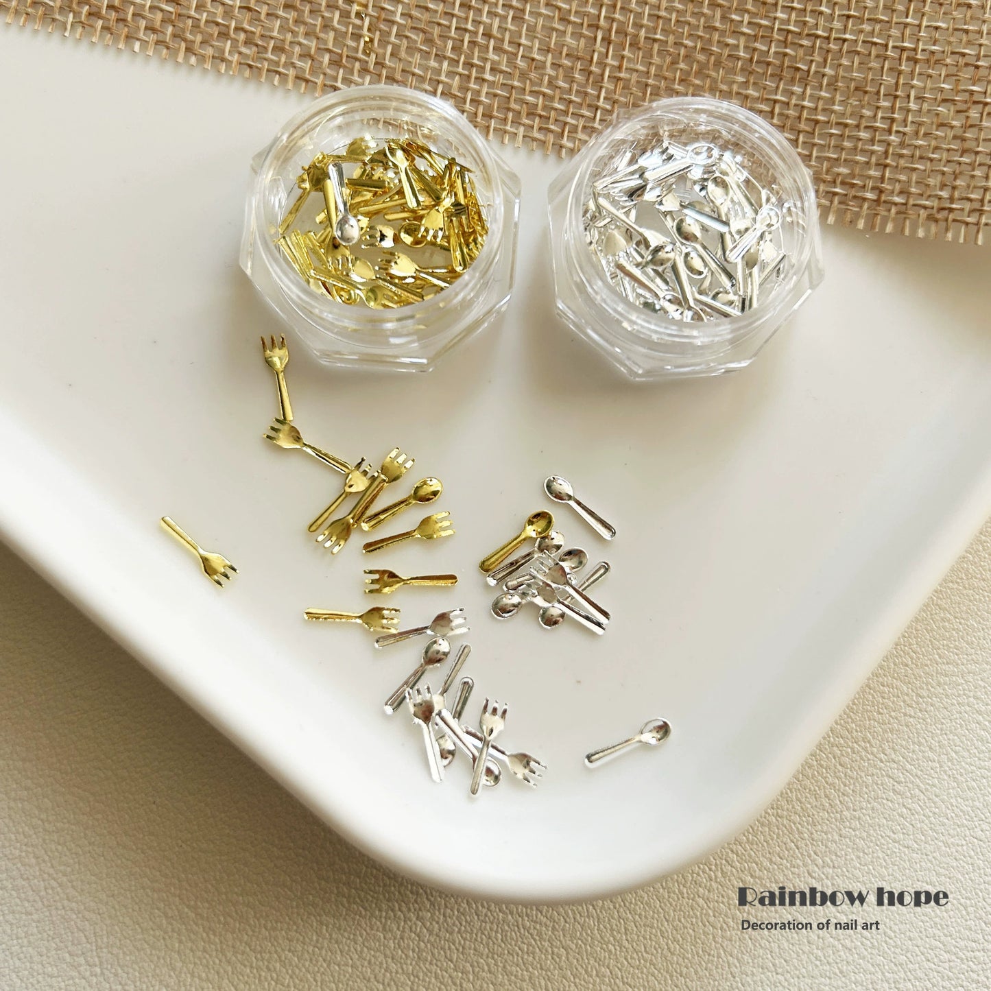 Décorations Nail Art avec de minuscules couverts