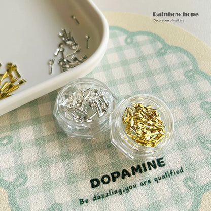 Décorations Nail Art avec de minuscules couverts